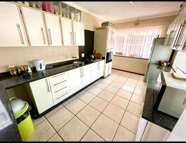 4 BEDROOM HOUSE FOR SALE IN NOORDHEUWEL